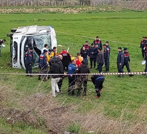 Denizli'nin Buldan ilçesinde sporcu öğrencileri taşıyan bir midibüsün devrilmesi sonucu