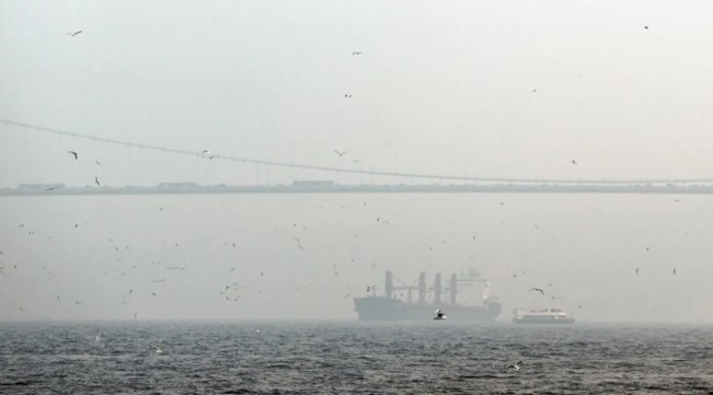 İstanbul Boğazı’nda yoğun sis nedeniyle gemi trafiği çift yönlü olarak