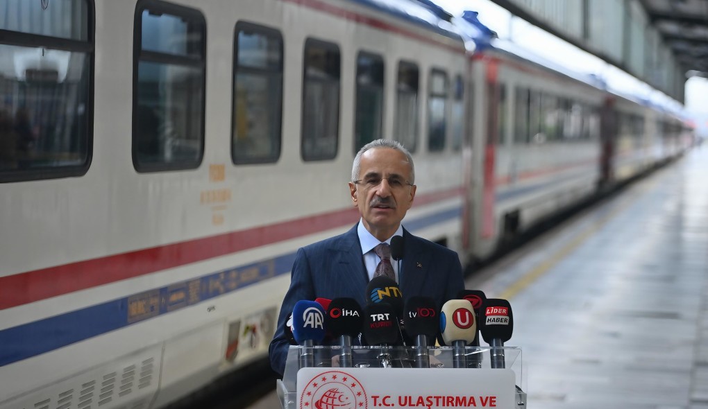   Ulaştırma ve Altyapı Bakanı Abdulkadir Uraloğlu, Tahran-Van yolcu treninin