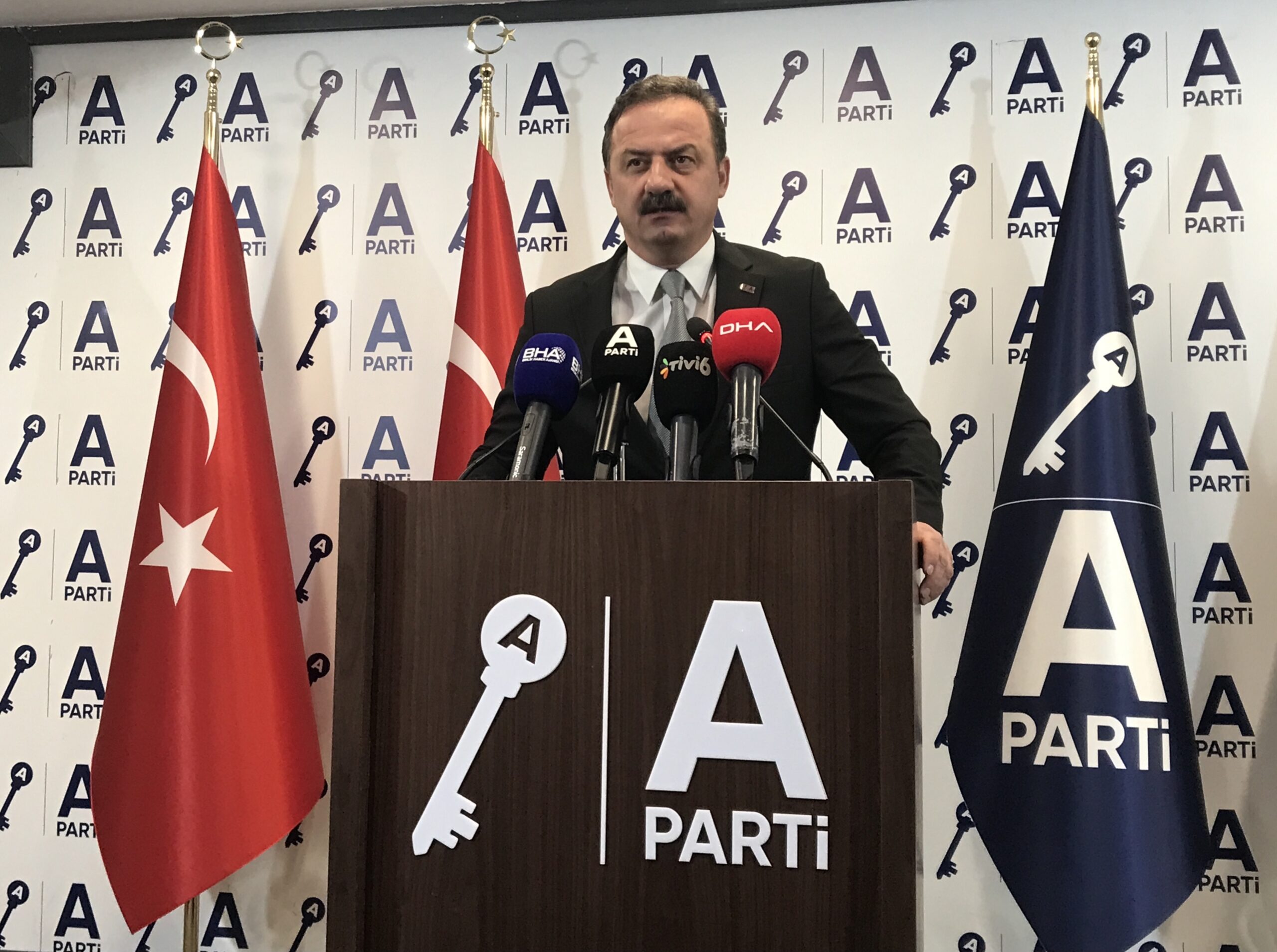 Anahtar Parti Genel Başkanı Yavuz Ağıralioğlu, partisinin genel merkezinde gündeme