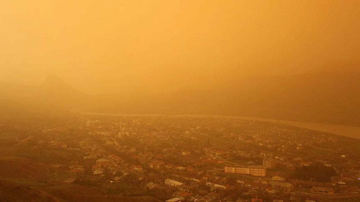 Kuzey Afrika’dan gelen çöl tozları, İstanbul ve Türkiye genelinde etkisini