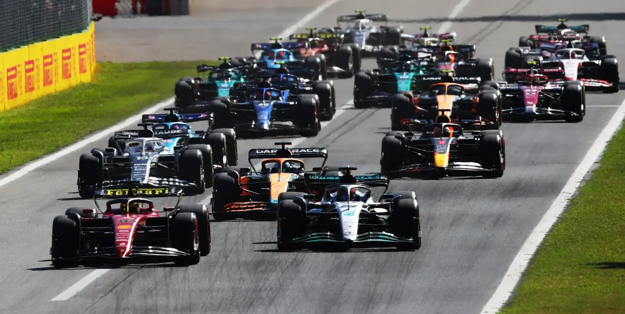 Formula 1'in ilk sıralama turlarında çizgiyi ilk McLaren geçti. En