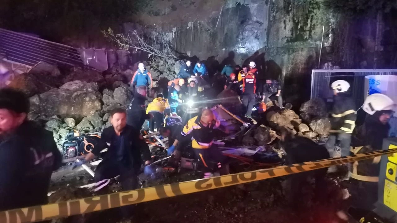 Samsun’un Canik ilçesinde bir akaryakıt istasyonunun yakınlarında meydana gelen toprak