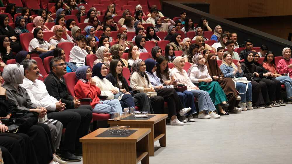 Onikişubat Belediyesi, sınavlara hazırlanan gençlerin motivasyonunu artırmak ve başarı yolculuklarına