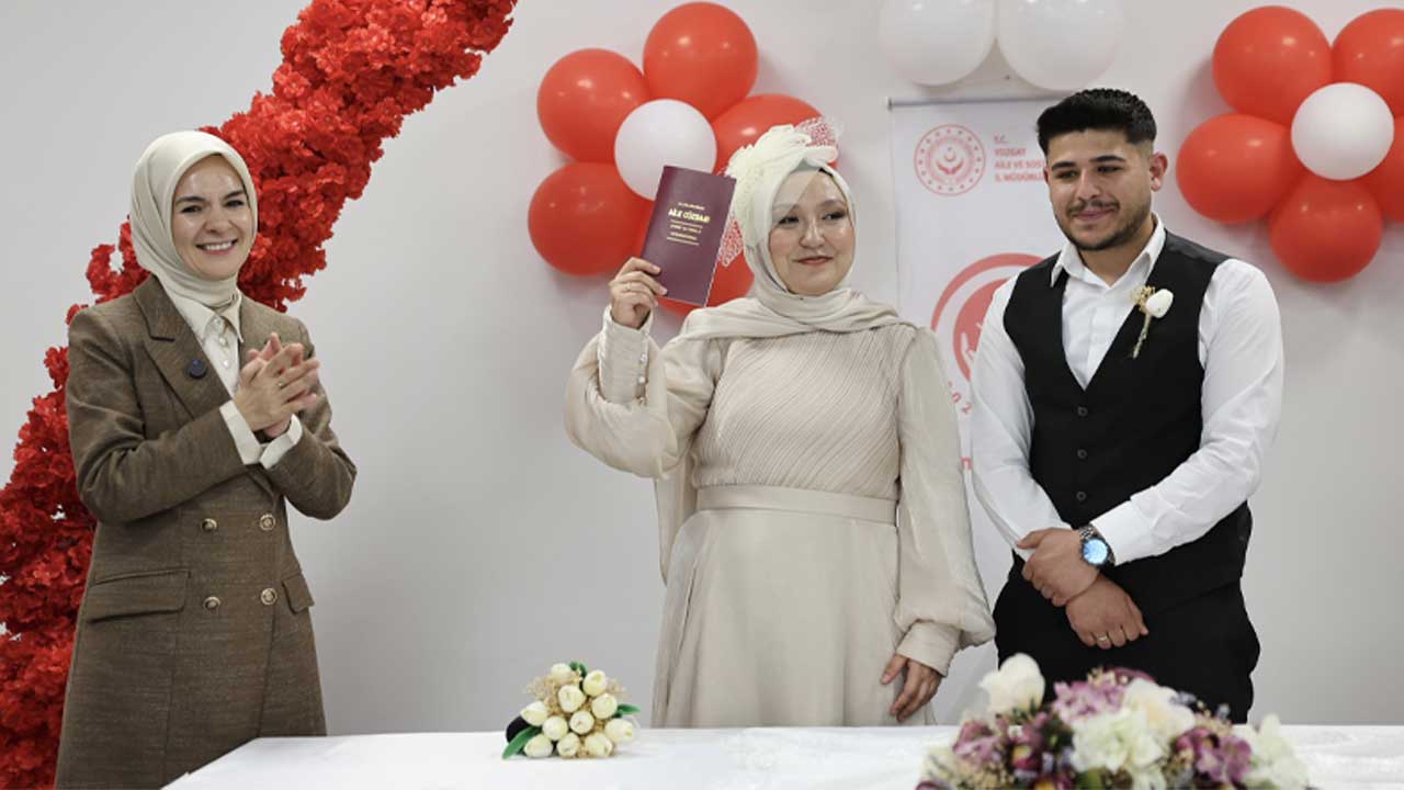 Aile ve Sosyal Hizmetler Bakanı Mahinur Özdemir Göktaş, çeşitli temaslarda