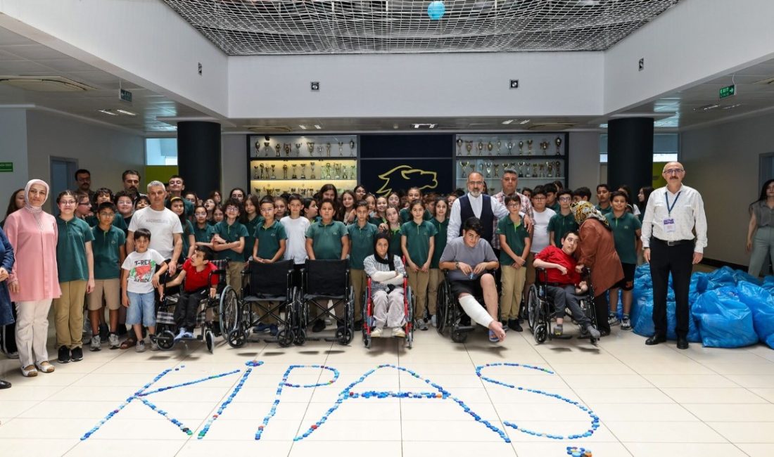 Mavi Kapaklarla Umuda Yolculuk “Kipaş Holding’den Sürdürülebilirlik ve Dayanışmaya Güçlü Destek” Türkiye’nin lider sanayi kuruluşlarından Kipaş Holding, çevreye duyarlılığı ve toplumsal