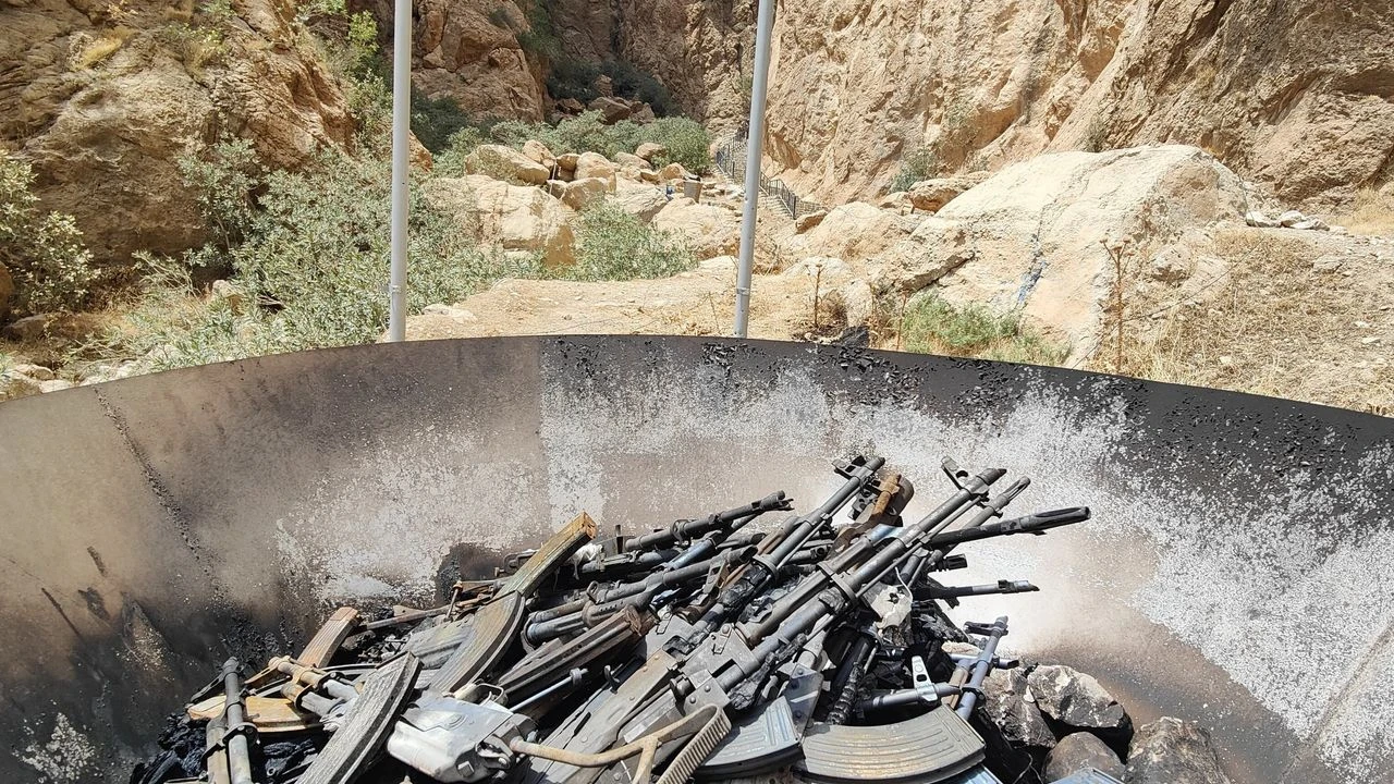 Terör örgütü PKK, "Terörsüz Türkiye" kapsamında silah bıraktı. Silahlar, Irak’ın
