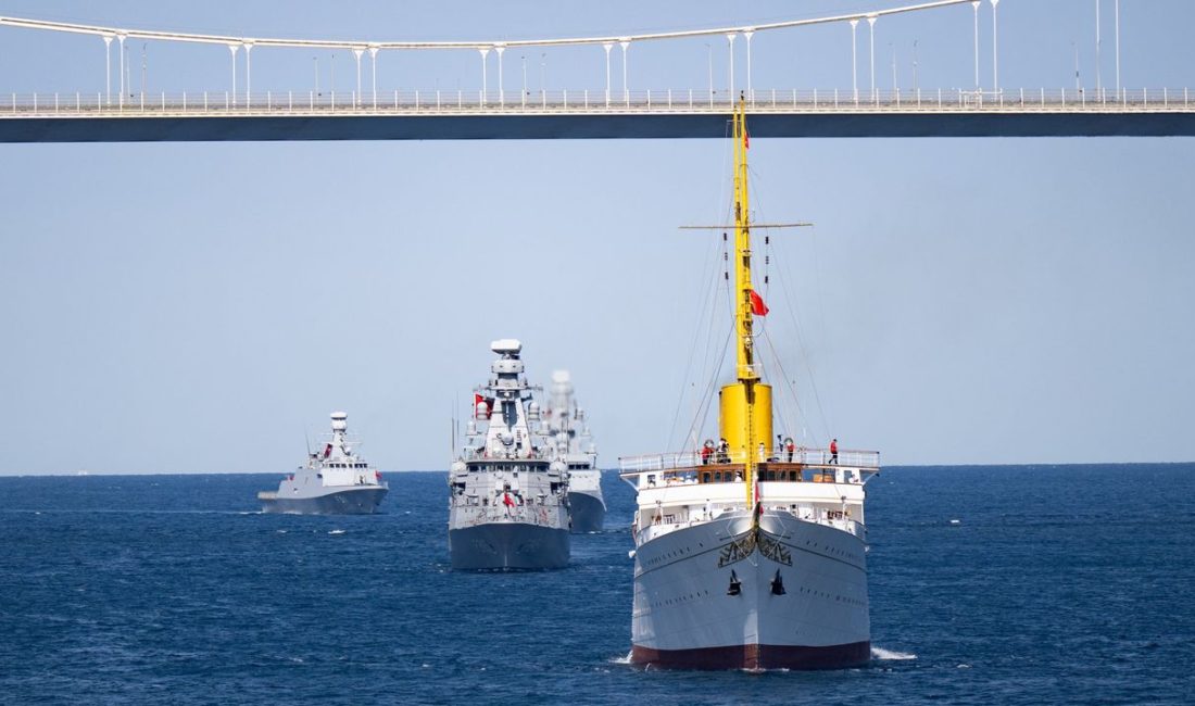Türkiye’nin deniz gücü İstanbul Boğazı’nda dev bir geçit töreniyle vatandaşları