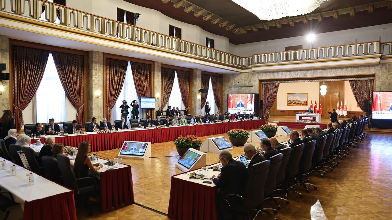 Komisyonun gelecek toplantılarında iş dünyası, sendikalar ve akademisyenler dinlenecek.