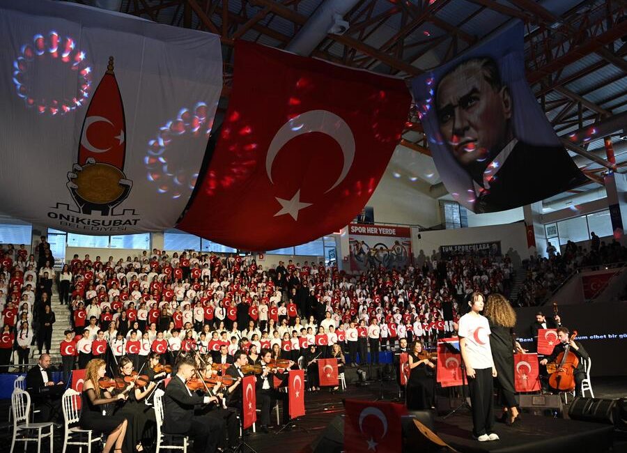 Cumhuriyet’in 1000 Sesi Kahramanmaraş’ta yankılandı Onikişubat Belediyesi’nden bin kişilik dev koro ile unutulmaz Cumhuriyet Bayramı