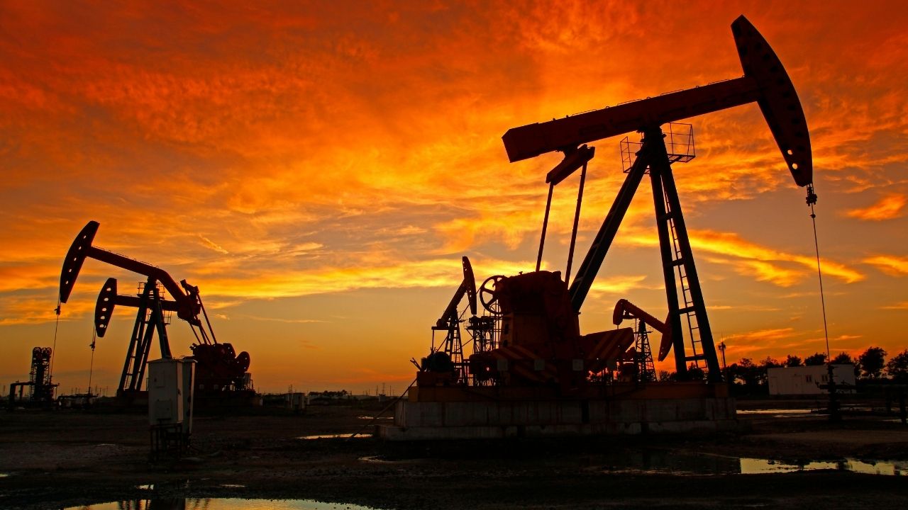 Brent petrolün varil fiyatı, uluslararası piyasalarda 64,56 dolardan işlem görüyor.