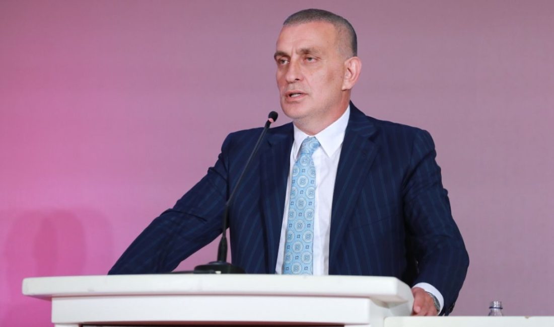 TFF Başkanı Hacıosmanoğlu “Kimseye taviz vermeyeceğiz” Türkiye Futbol Federasyonu (TFF) Başkanı İbrahim Hacıosmanoğlu, Türk futbolunu şaibeden,