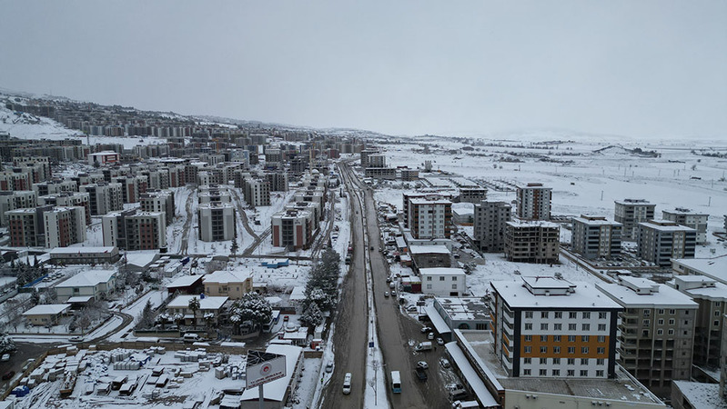 Kahramanmaraş’ta etkisini artıran yoğun kar yağışıyla birlikte Dulkadiroğlu Belediyesi, vatandaşların