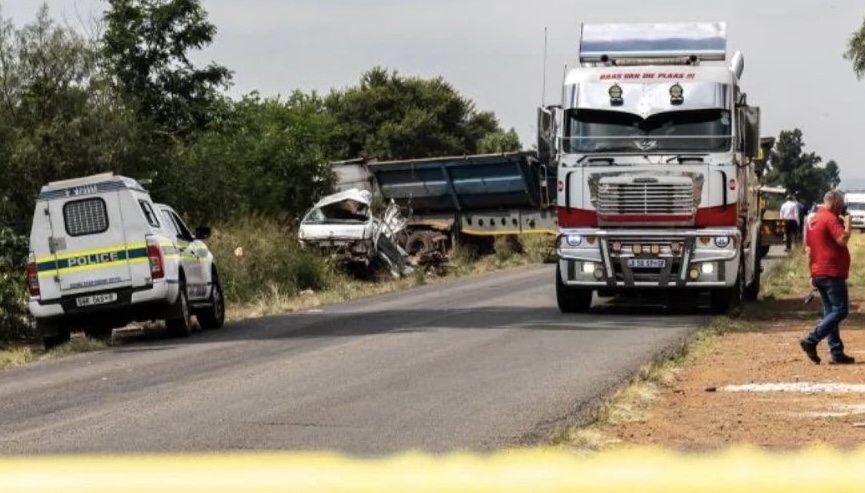 Güney Afrika’da okul servisi ile kamyon çarpıştı: 14 öğrenci hayatını kaybetti ANKARA-BHA Güney Afrika’nın Gauteng eyaletinde okul servisinin kamyonla çarpışması sonucu