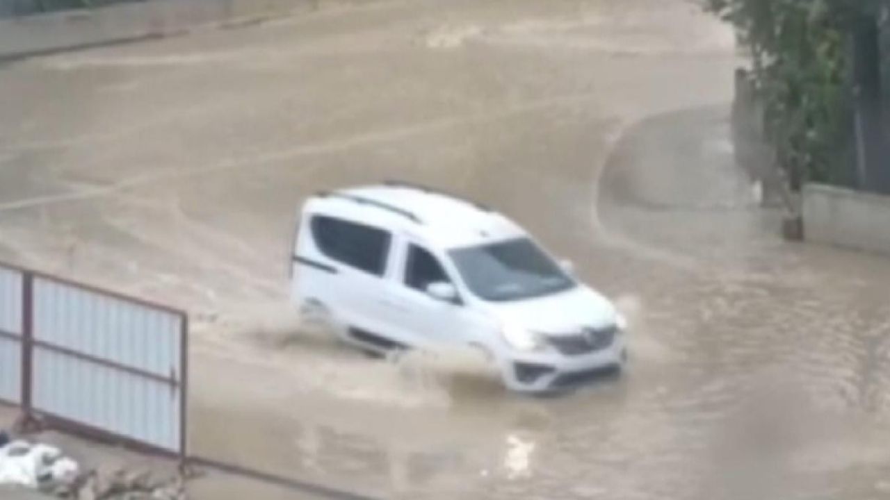 İzmir’de öğleden sonra başlayan ve zaman zaman şiddetini artıran sağanak