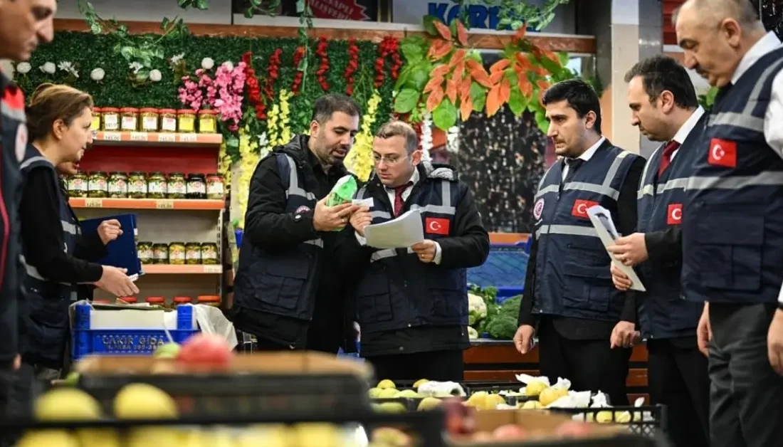 Biber fiyatıyla oynayan markete 1,8 milyonluk yaptırım ANKARA-BHA Bakanlık, fiyat istikrarını bozucu uygulamalara karşı denetimlerin kararlılıkla sürdürüleceğini