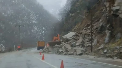 GÜMÜŞHANE-BHA Yamaçtan kopan toprak ve kaya parçaları yolu tamamen kapattı. Heyelan,
