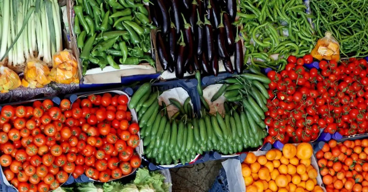 Sebze ve meyve ticaretinin kalbinin attığı hallerde yapılan denetimlerde, bazı
