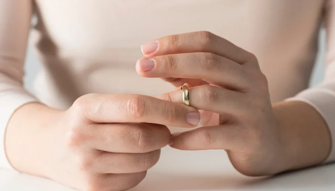 Sosyal Güvenlik Kurumu, yetim maaşı alabilmek amacıyla eşinden boşanıp aynı