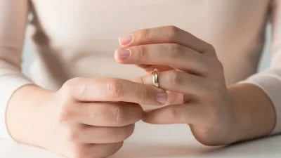 Sosyal Güvenlik Kurumu, yetim maaşı alabilmek amacıyla eşinden boşanıp aynı