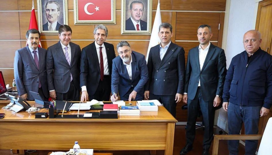 Ak parti saflarına katılan Antalya Serik Belediye Başkanı Kadir Kumbul,