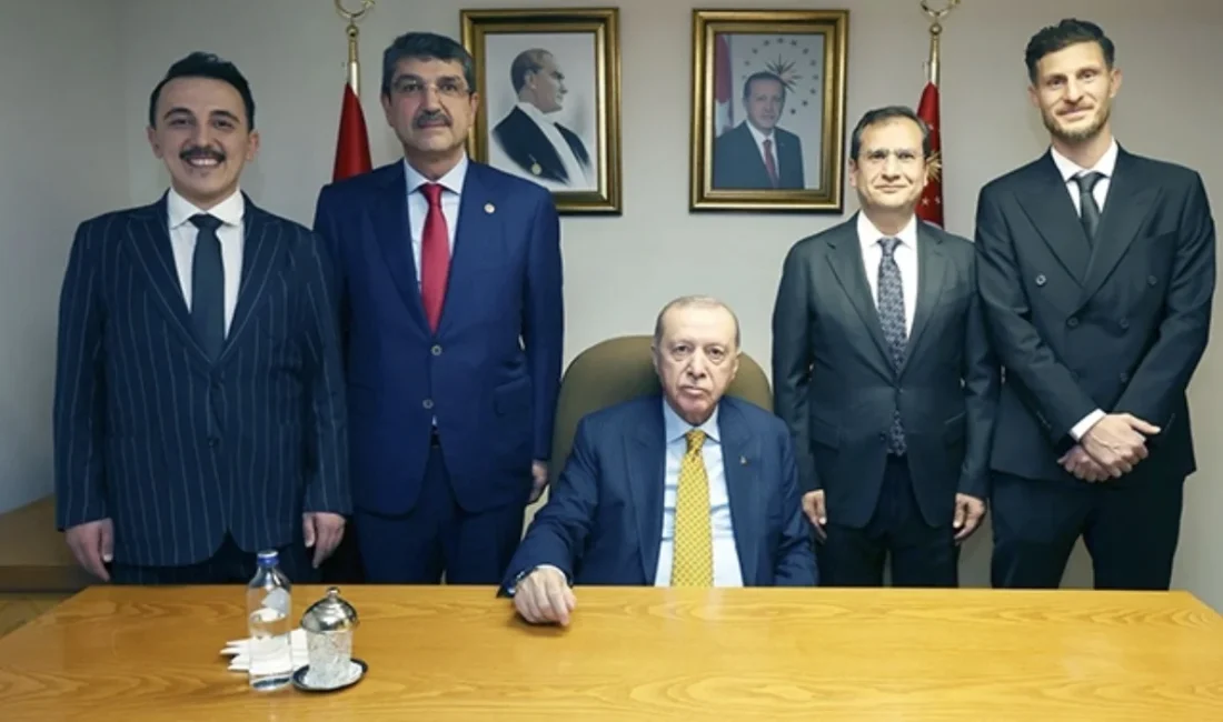    CUMHURBAŞKANINA ŞAMPİYONUN FORMASI   2. Lig Beyaz