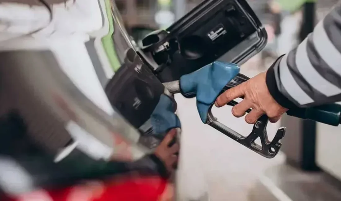 Petrol fiyatlarındaki hareketlilik sürüyor “Motorin yeniden zamlanıyor” Petrol fiyatlarındaki hareketlilik sürerken motorin fiyatları yeniden gündemde. Dün yapılan