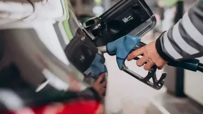 Petrol fiyatlarındaki hareketlilik sürüyor “Motorin yeniden zamlanıyor” Petrol fiyatlarındaki hareketlilik sürerken motorin fiyatları yeniden gündemde. Dün yapılan