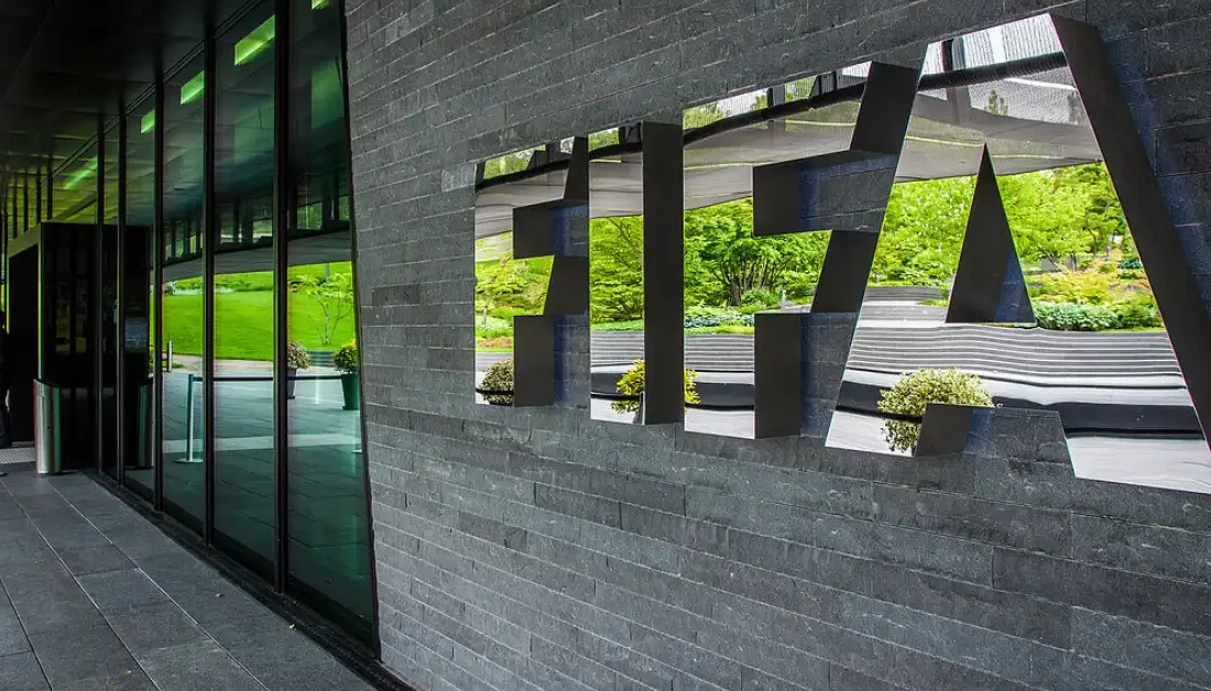 FIFA’dan 3 Türk kulübüne 3 dönem transfer yasağı ANKARA-BHA Süper Lig ekiplerinden Natura Dünyası Gençlerbirliği ve Gaziantep FK