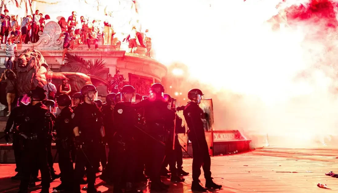 Paris’te kutlamalarda ortalık karıştı: 426 gözaltı ANKAR-BHA Yaşanan taşkınlıklarda 426 kişi gözaltına alınırken, 7 polis memuru