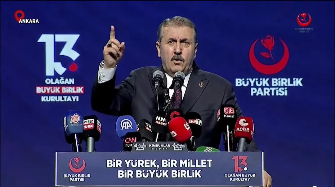 ATO Congresium’da düzenlenen ve partililerin yoğun katılımıyla gerçekleşen kurultay, coşkulu
