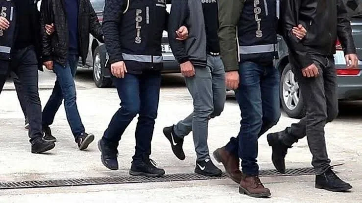 Adana merkezli soruşturmada Alparslan Kuytul ve eşi tutuklandı ADANA – BHA Adana Cumhuriyet Başsavcılığının soruşturması kapsamında düzenlenen operasyonlarda
