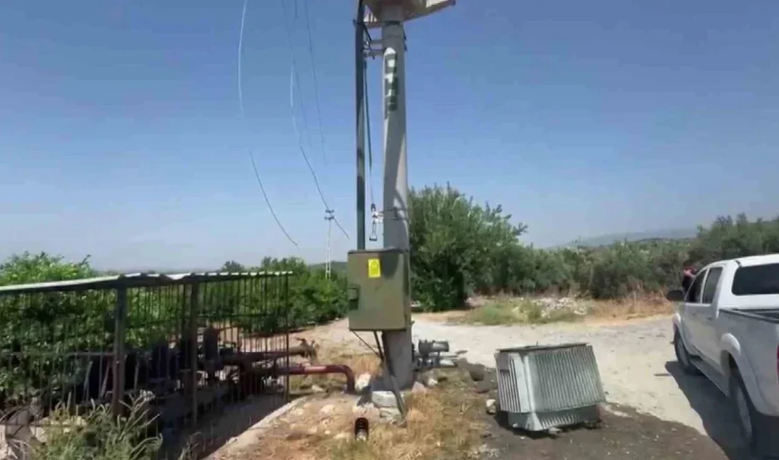 Hırsızlar trafoyu çaldı, narenciye bahçeleri susuz kaldı HATAY – BHA Olay, dün ilçedeki Yeşiltepe Mahallesi’nde meydana geldi.