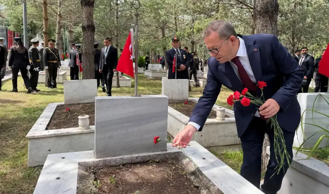 Kars’ta 30 Ağustos Zafer Bayramı Kutlamaları Şehitlik Töreniyle Devam Etti 30 Ağustos Zafer Bayramı kutlama programı, Kars Şehitliği’nde gerçekleştirilen törenle