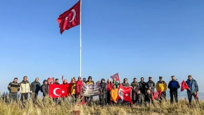 Kulüp üyeleri, 2254 rakımlı Yahni Dağı’na gerçekleştirdikleri tırmanışın ardından zirvede