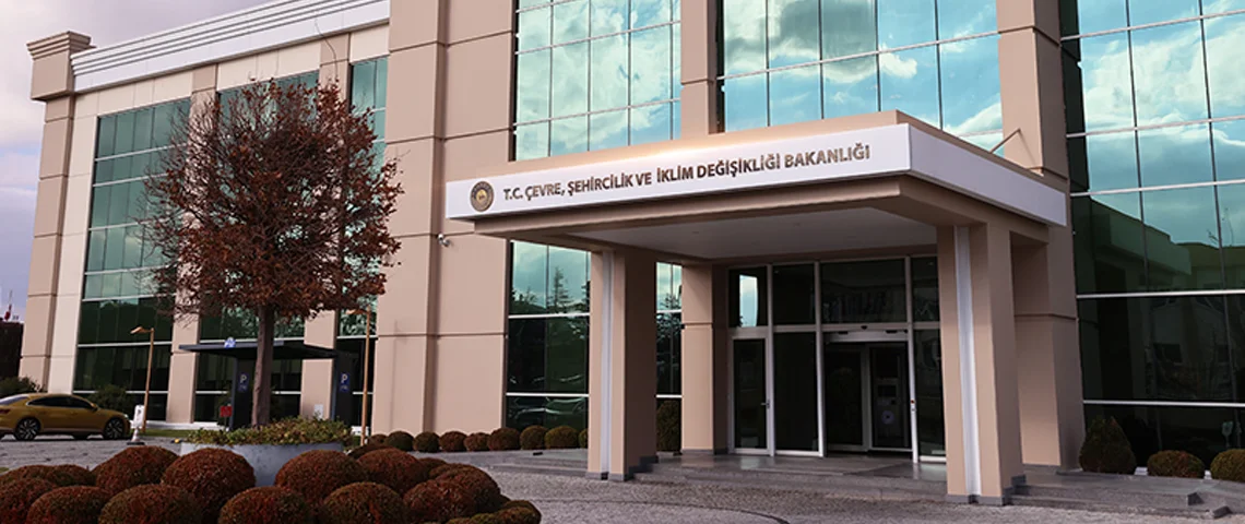 Çevre, Şehircilik ve İklim Değişikliği Bakanlığı ekipleri, Yeşilköy Balıkçı Barınağı’ndan