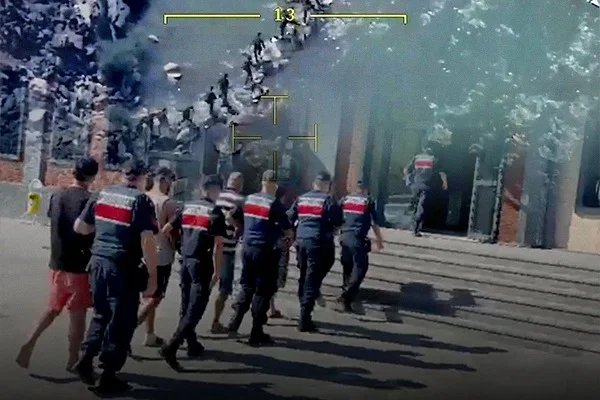 18 İlde Operasyon; 52 Göçmen Kaçakçısı Yakalandı Ankara-BHA Jandarma Genel Komutanlığı Göçmen Kaçakçılığı ve İnsan Ticareti ile