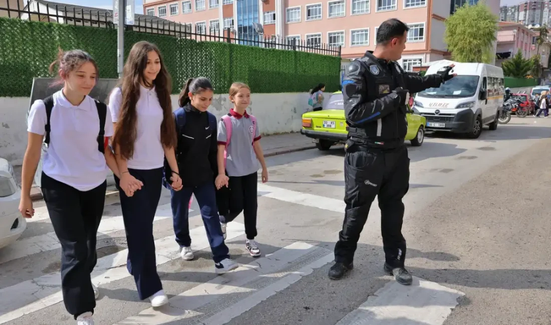 ANKARA – BHA Keçiören Belediyesi Zabıta Müdürlüğü ekipleri, öğrencilerin okul
