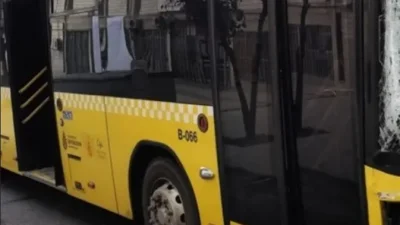 İstanbul Bakırköy’de D-100 kara yolunun yan yolunda seyir halindeki İETT