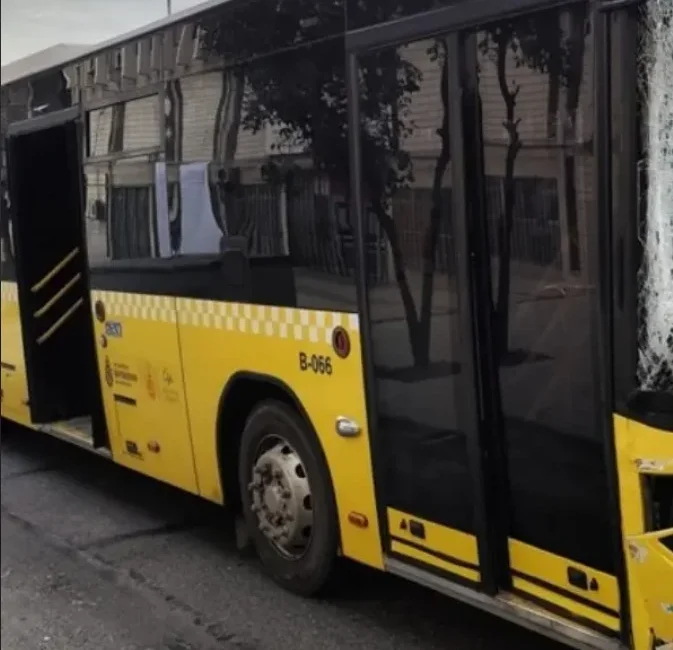 İstanbul Bakırköy’de D-100 kara yolunun yan yolunda seyir halindeki İETT