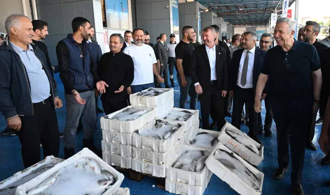 Balıkçı esnafı yeni sezona Mansur Yavaş’la “Vira Bismillah” dedi ANKARA – BHA Esnafın yoğun ilgisiyle karşılaşan Yavaş, halde esnafı