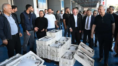 Balıkçı esnafı yeni sezona Mansur Yavaş’la “Vira Bismillah” dedi ANKARA – BHA Esnafın yoğun ilgisiyle karşılaşan Yavaş, halde esnafı