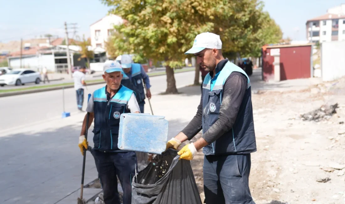 Battalgazi’de boşaltılan konteyner alanlarında temizlik MALATYA – BHA Malatya’da 6 Şubat depremlerinin ardından esnafın ticari