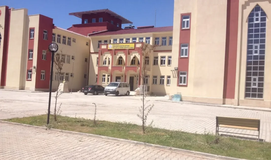 Bingöl’de okul pansiyonunda asansör kazası! bir öğrenci yaralandı BİNGÖL – BHA Bingöl’ün Solhan ilçesinde bir okul pansiyonunun yemekhanesinde