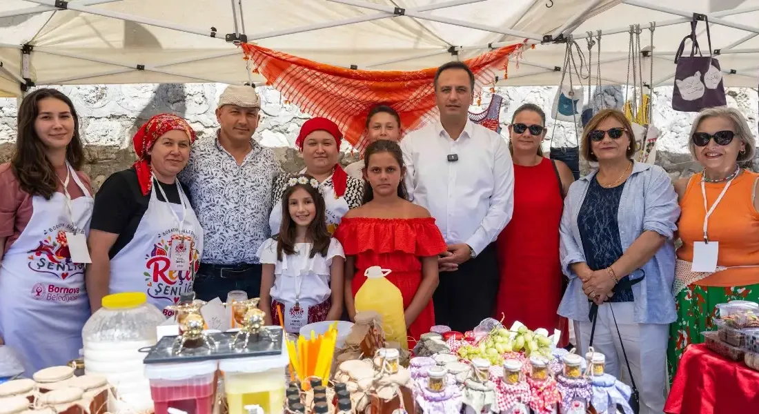 Bornova Reçel Şenliği’ne yoğun ilgi İZMİR – BHA Şenlikte üretici stantlarının yanı sıra panel, halk