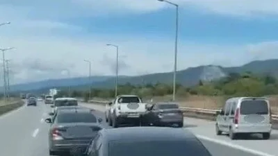 HATAY – BHA Hatay’ın Dörtyol ilçesinde otoyolda düğün konvoyu oluşturarak