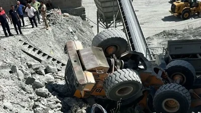 Hatay’ın Antakya ilçesindeki bir taş ocağında iş makinesinin devrilmesi sonucu