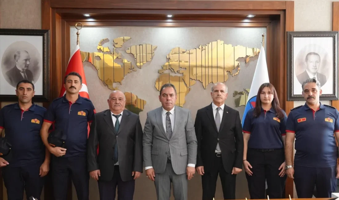 Kars’ta itfaiye personelinden Başkan Senger’e şehir güvenliği ziyareti KARS – BHA Kars Belediyesi itfaiye personeli, İtfaiye Haftası dolayısıyla