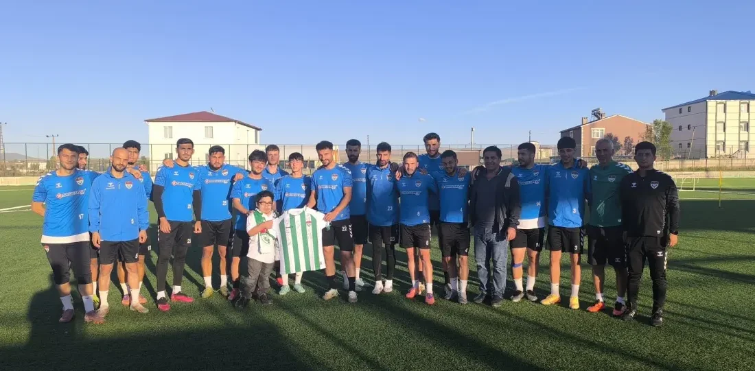 KARS – BHA Kars 36 Spor’un antrenmanını ziyaret eden genç