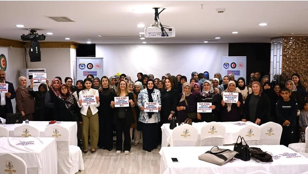 Kars’ta ev işçilerine hukuki ve psikososyal destek eğitimi KARS – BHA Ev işçilerini bir araya getiren programda; çalışanların